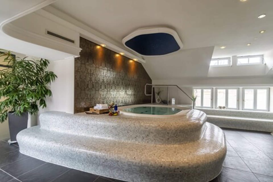 Body treatments, aromatherapy, body scrubs, facials, 2 treatment rooms