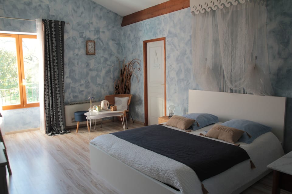 Double Room | Individually decorated, individually furnished, blackout drapes