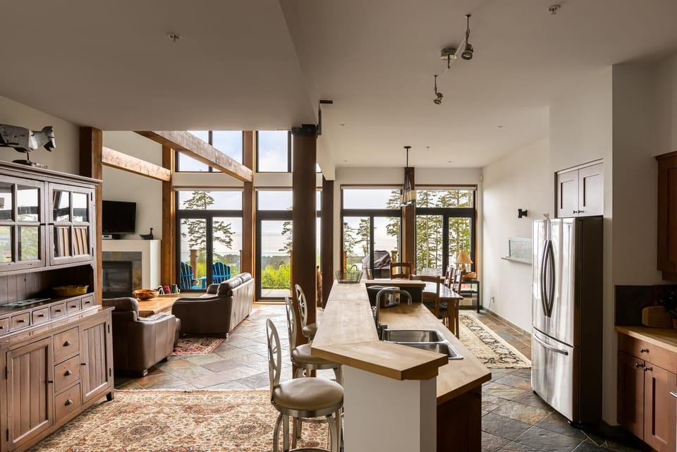 Flat-screen TV, fireplace