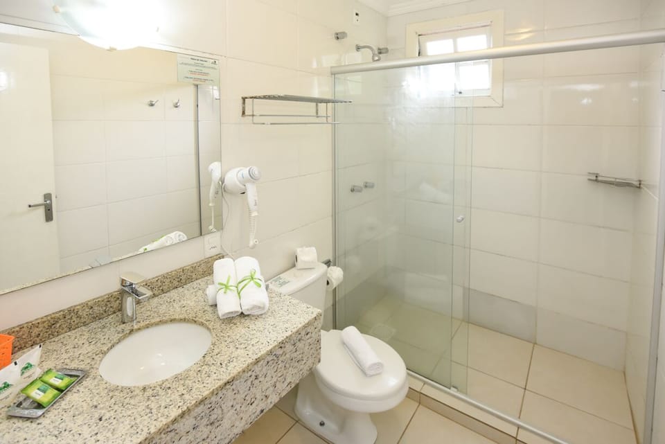 Shower, free toiletries, towels