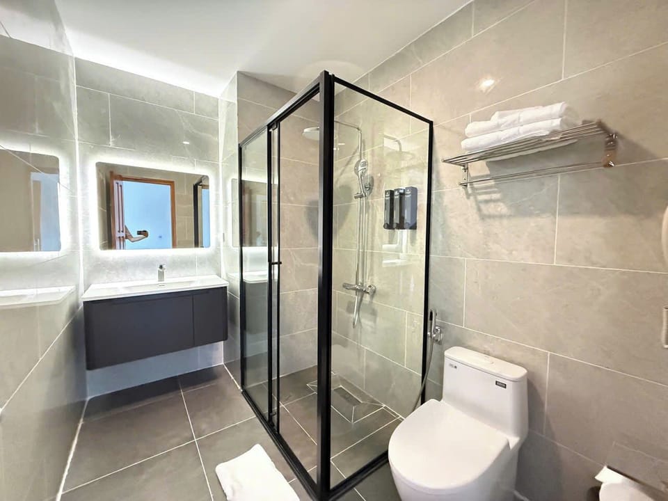 Standard Room | Bathroom | Shower, free toiletries, hair dryer, bathrobes