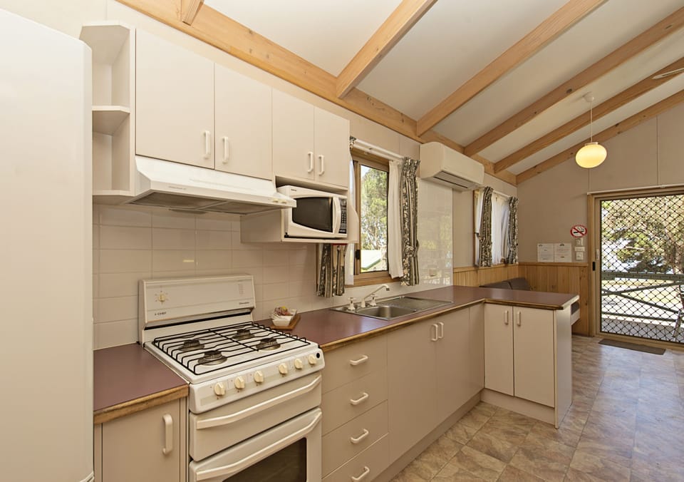 Deluxe Cabin | Private kitchen | Shared fridge, microwave, rice cooker, cleaning supplies