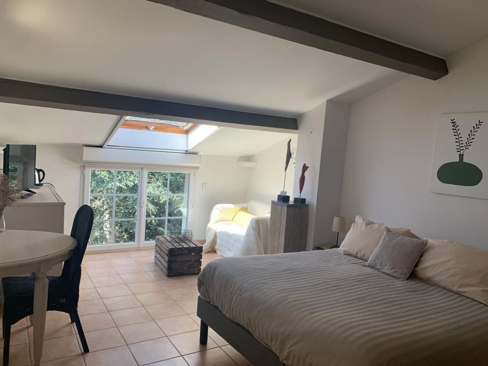 Chambre d'hotes "Balade Romaine" | Individually decorated, individually furnished, free WiFi, bed sheets