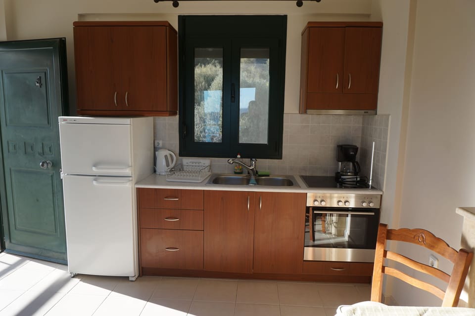 Espresso maker, coffee/tea maker, full-size fridge, oven
