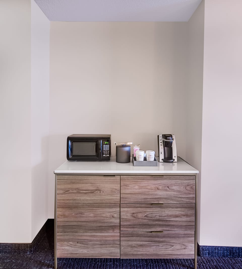 Suite, 1 King Bed, Corner | Room amenity