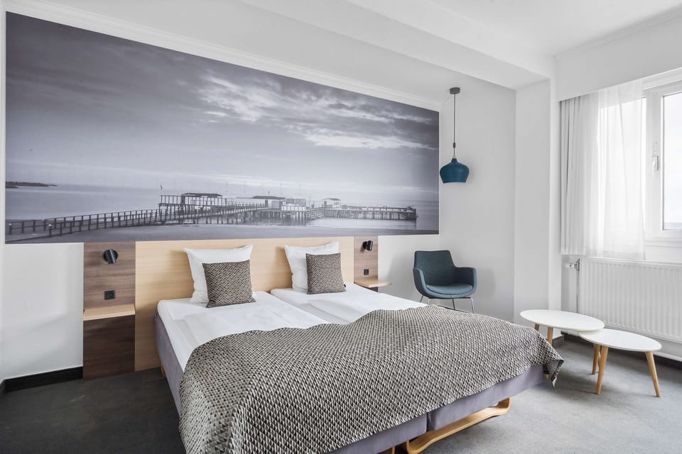 Standard Room, 2 Twin Beds, Non Smoking | In-room safe, desk, laptop workspace, blackout drapes