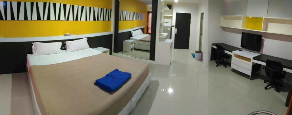 Deluxe Boutique | Desk, free WiFi