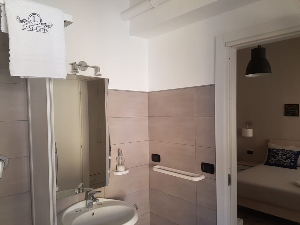 Classic Room | Bathroom | Shower, free toiletries, hair dryer, towels