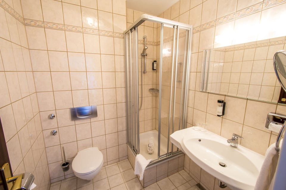 Standard Double or Twin Room | Bathroom | Free toiletries, hair dryer, slippers, towels