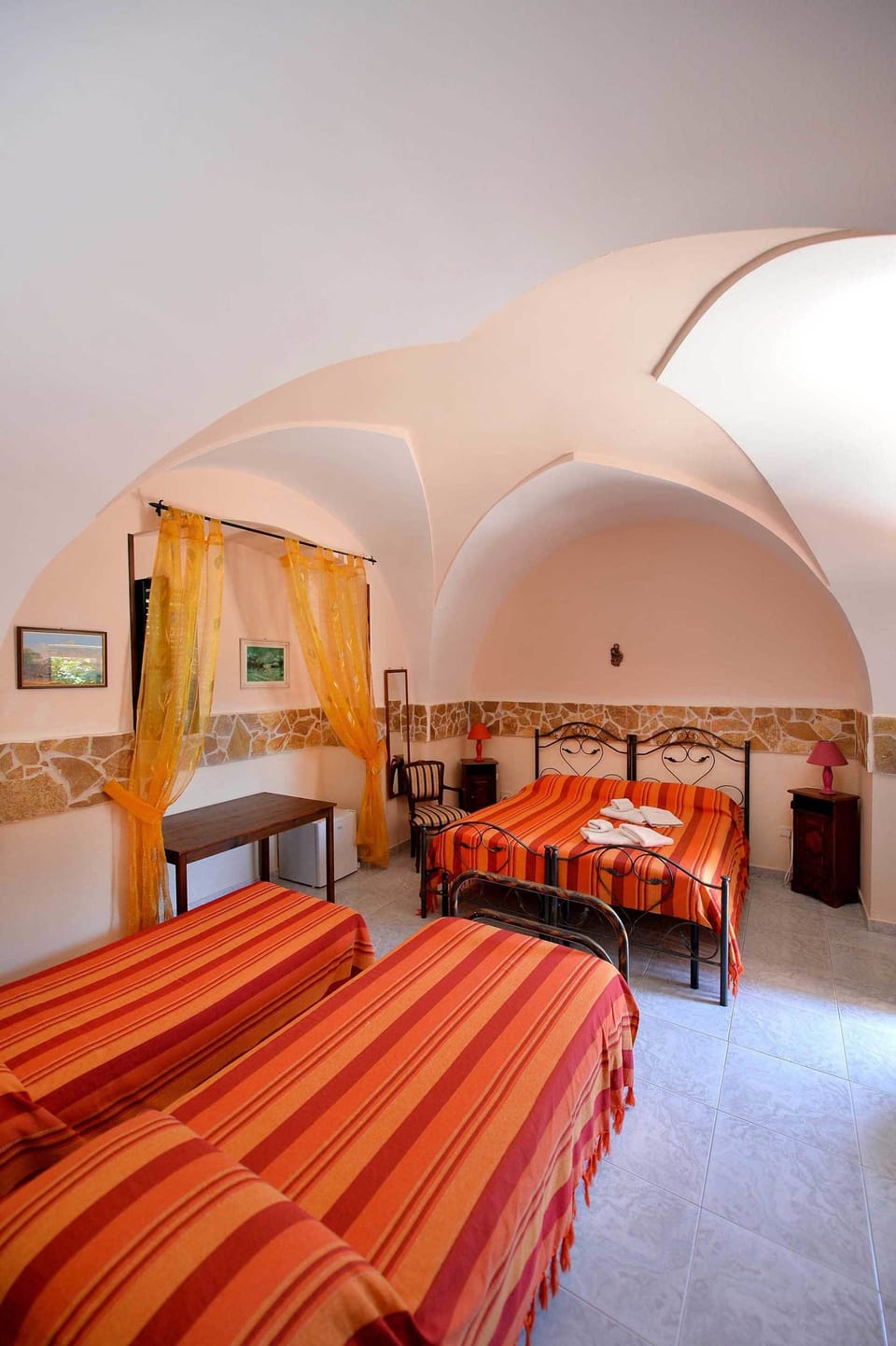 Triple Room | Desk, free WiFi, bed sheets