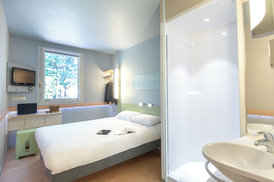 Shower, eco-friendly toiletries, towels