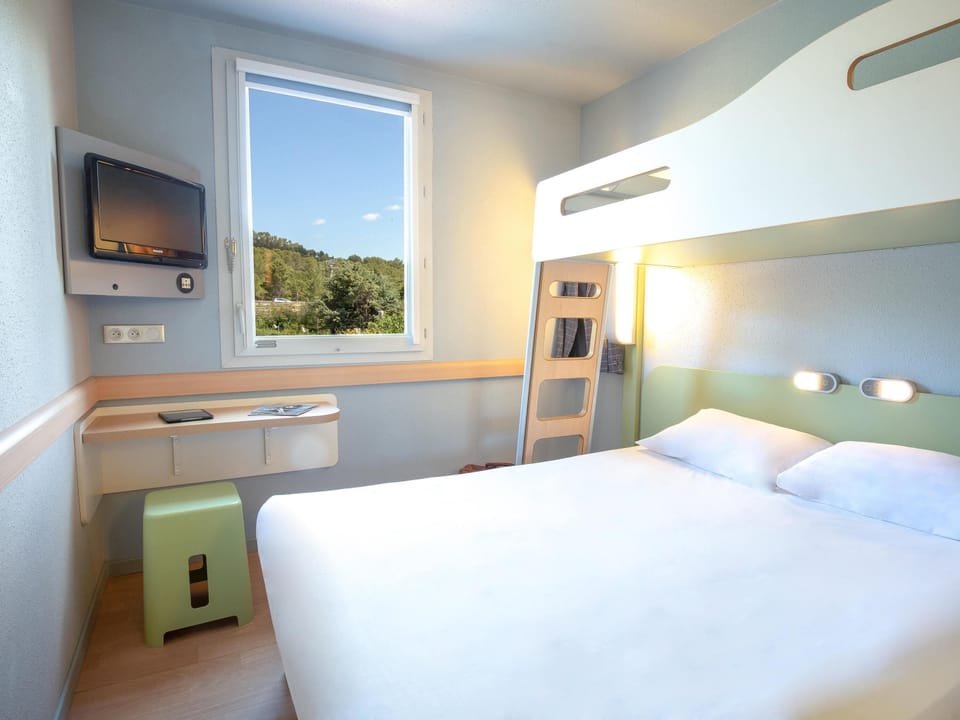 Triple Room, Multiple Beds | Desk, soundproofing, free cribs/infant beds, rollaway beds