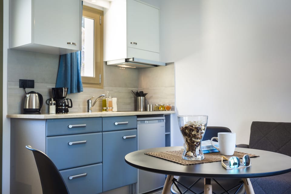 Deluxe Studio Suite, Private Pool | Private kitchen | Fridge, oven, stovetop, coffee/tea maker