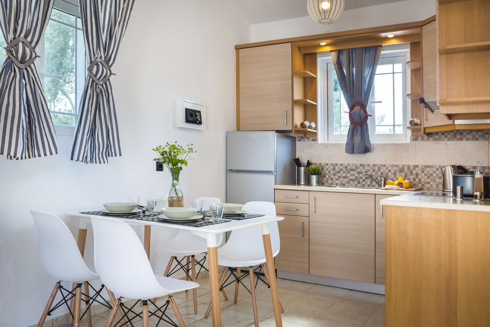 Fridge, oven, stovetop, coffee/tea maker
