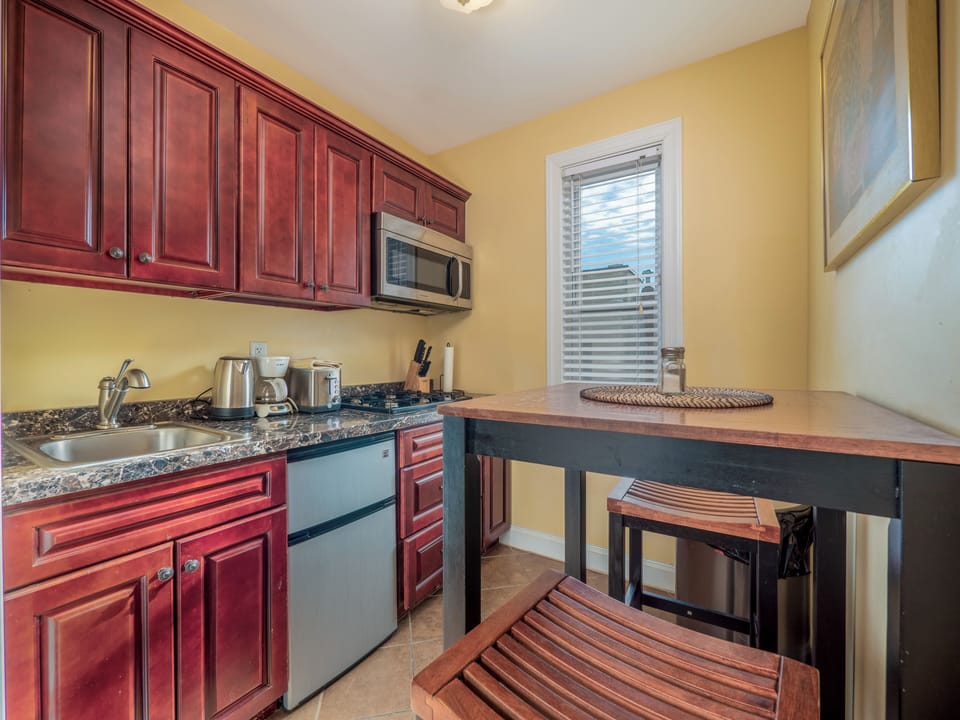 Studio, 1 Queen Bed (Penn Franklin) | Private kitchen