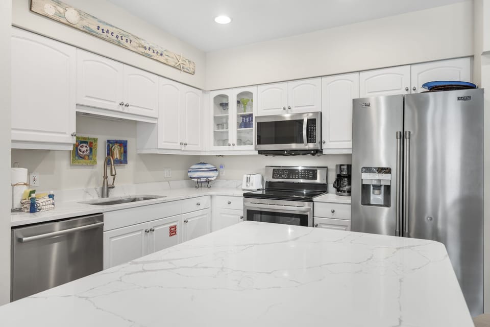 Condo, 3 Bedrooms, Pool View (B201) | Private kitchen | Fridge, microwave, oven, stovetop