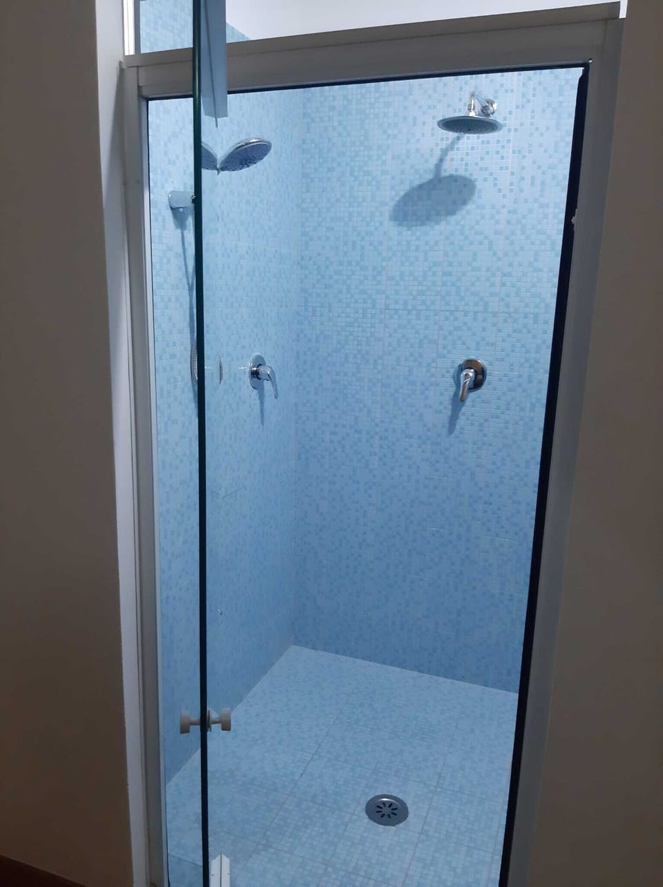 Camera Ravello | Bathroom | Shower, hair dryer, bidet, towels