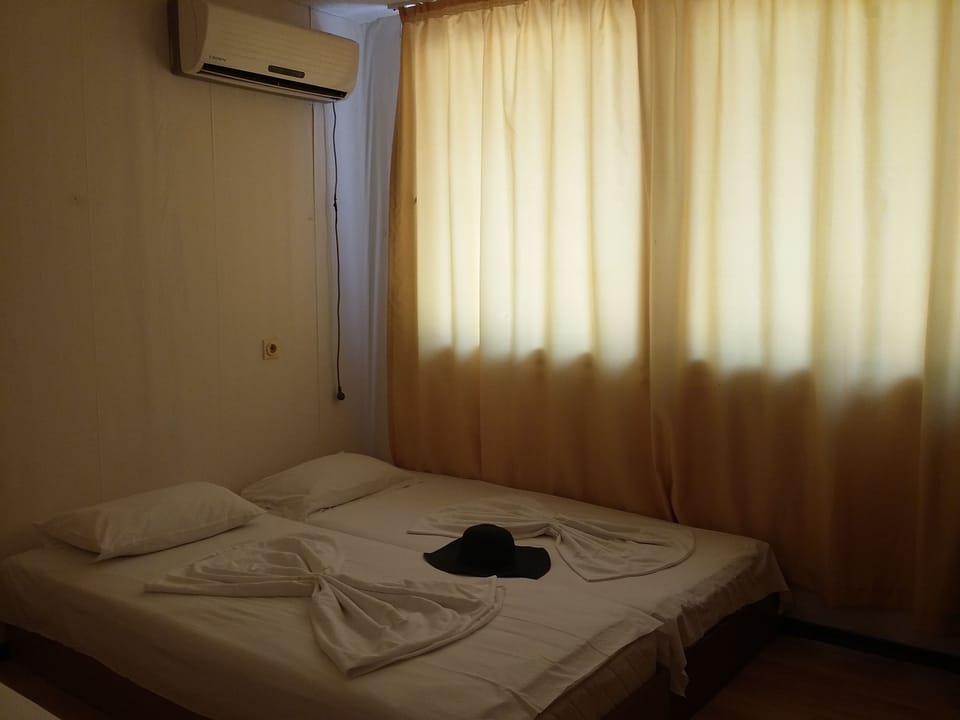 Bungalow | Cribs (free), WiFi (free)