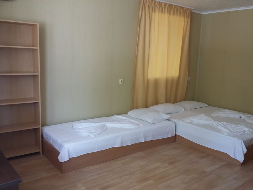 Bungalow | Cribs (free), WiFi (free)