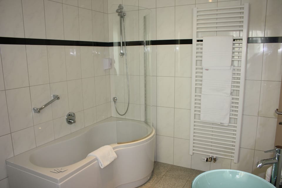 Comfort Triple Room, Balcony | Bathroom | Shower, free toiletries, hair dryer, towels