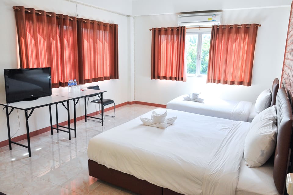 Standard Triple Room | Desk, WiFi (free)