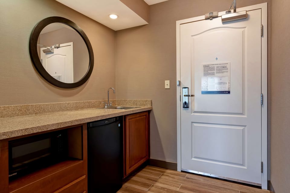 Studio Suite, 1 King Bed, Non Smoking | Premium bedding, desk, blackout drapes, iron/ironing board