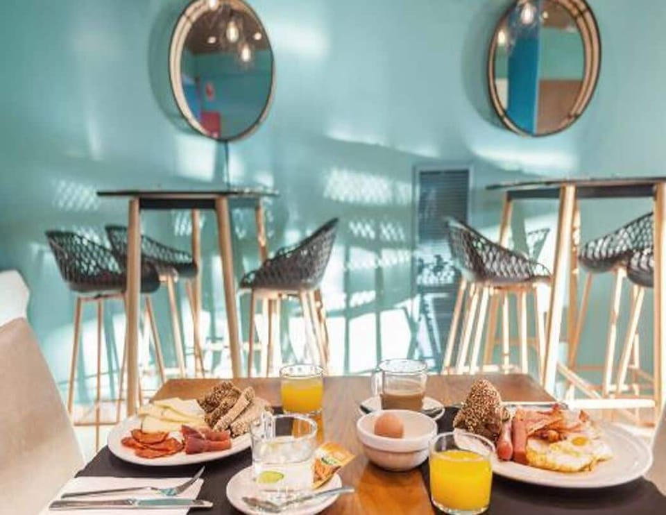 Daily buffet breakfast for a fee