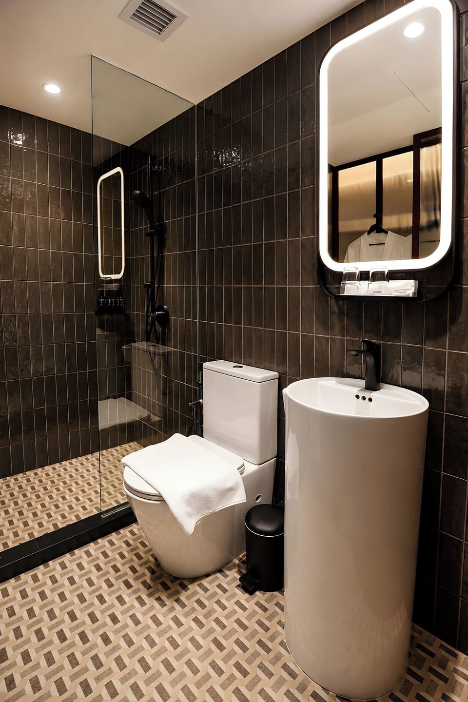 Family Room | Bathroom | Shower, free toiletries, hair dryer, bidet
