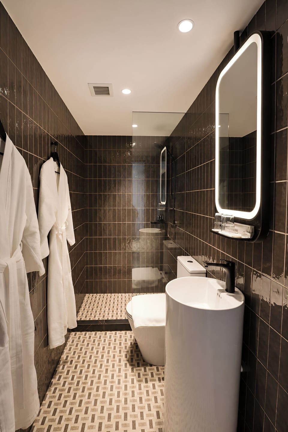 Executive Room | Bathroom | Shower, free toiletries, hair dryer, bidet