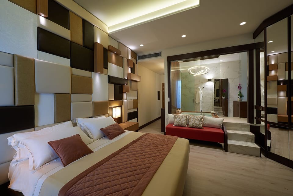 Suite (Jacuzzi) | Hypo-allergenic bedding, minibar, in-room safe, desk