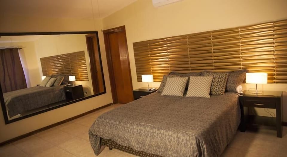 Standard Room, 1 Queen Bed | Desk, iron/ironing board (on request), WiFi (free)