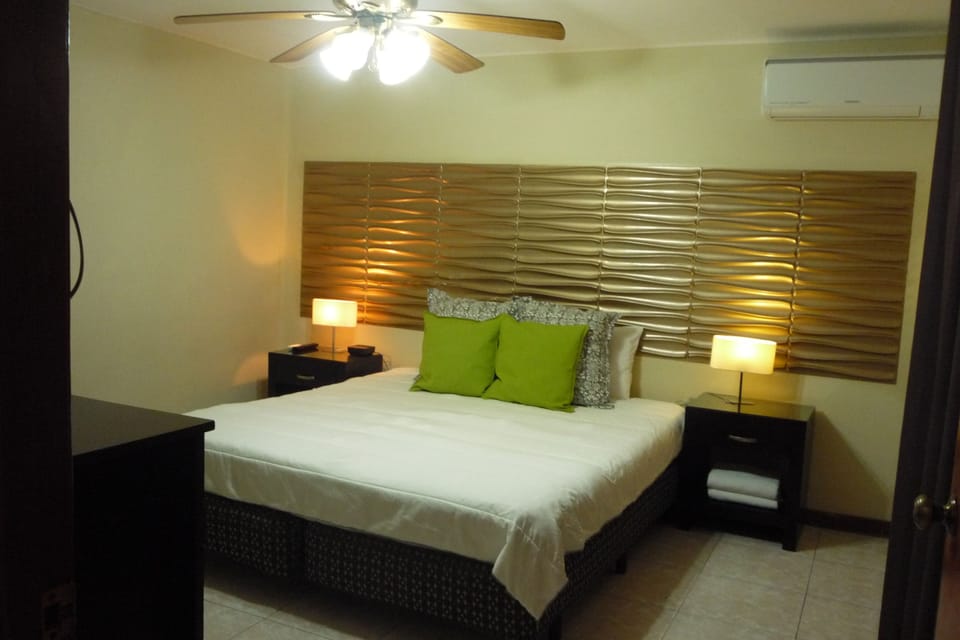 Standard Room, 1 Queen Bed | Desk, iron/ironing board (on request), WiFi (free)