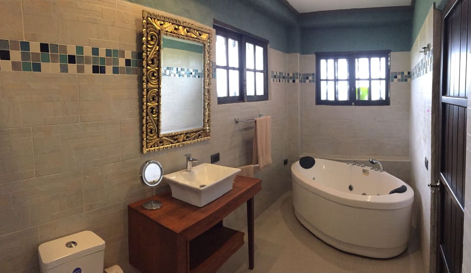 Junior Suite | Bathroom | Free toiletries, towels