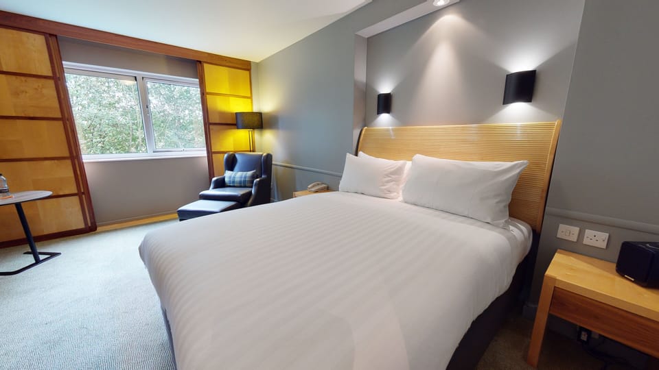 Hypo-allergenic bedding, in-room safe, desk, blackout drapes