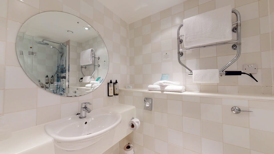 Hypo-allergenic bedding, in-room safe, desk, blackout drapes