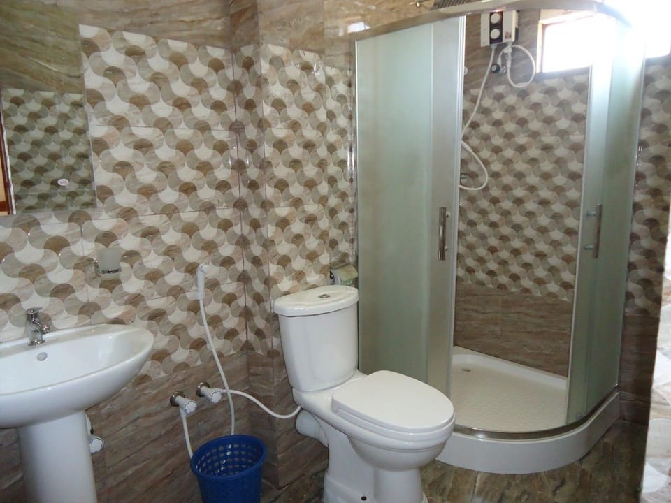 Basic Double or Twin Room, Garden View | Bathroom | Shower, towels