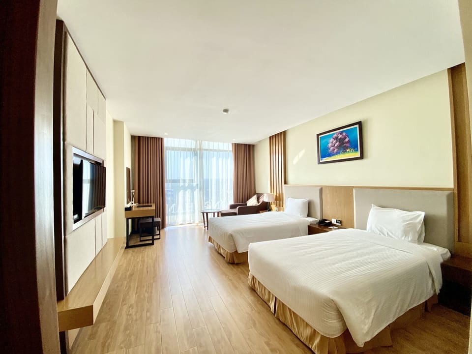 Deluxe Twin Room | Minibar, in-room safe, desk, blackout drapes