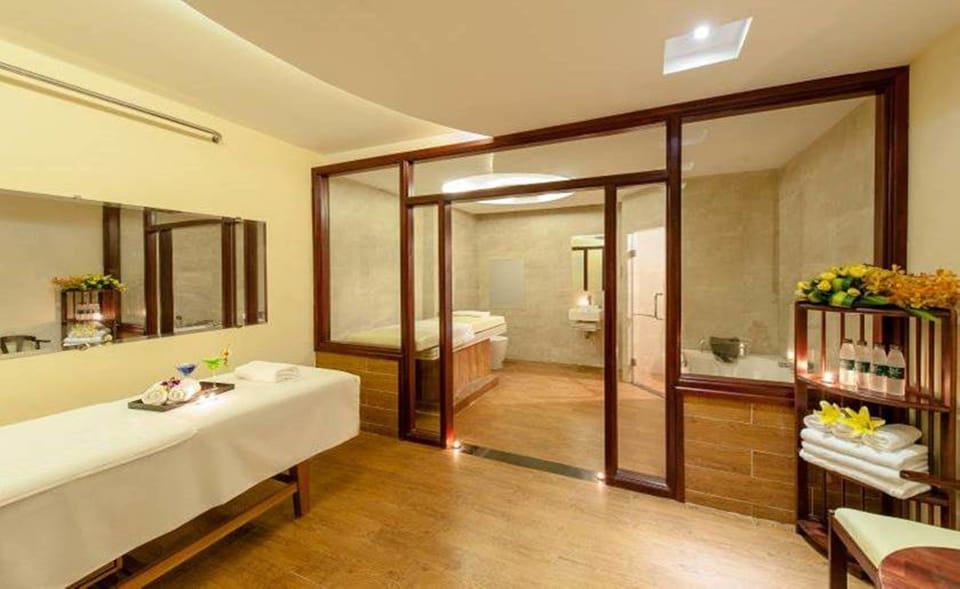 Sauna, hot tub, steam room