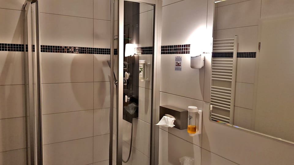 Deluxe Double or Twin Room, Non Smoking, Allergy Friendly | Hypo-allergenic bedding, minibar, in-room safe, desk