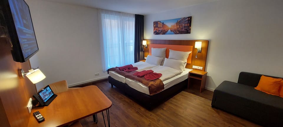 Classic Single Room, Non Smoking, Allergy Friendly | Bathroom | Shower, hydromassage showerhead, hair dryer, towels