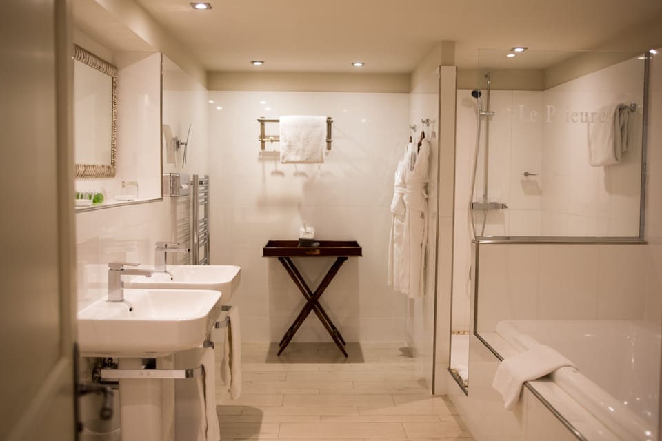 Standard Room | Bathroom | Free toiletries, hair dryer, bathrobes, slippers