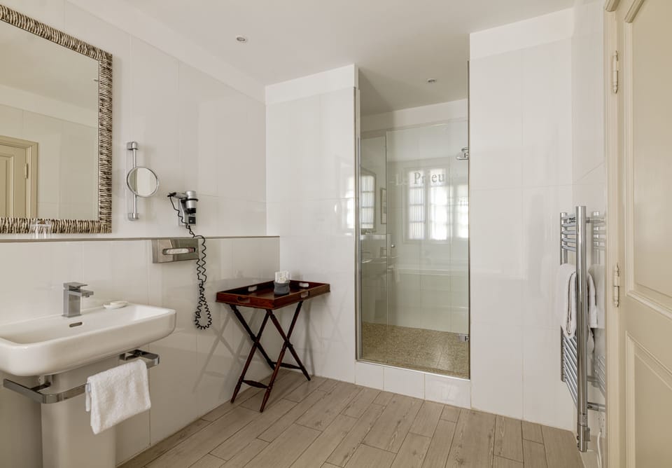 Classic Room | Bathroom | Free toiletries, hair dryer, bathrobes, slippers