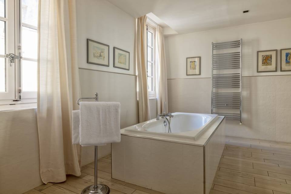 Deluxe Room, 1 Double or 2 Twin Beds | Bathroom | Free toiletries, hair dryer, bathrobes, slippers