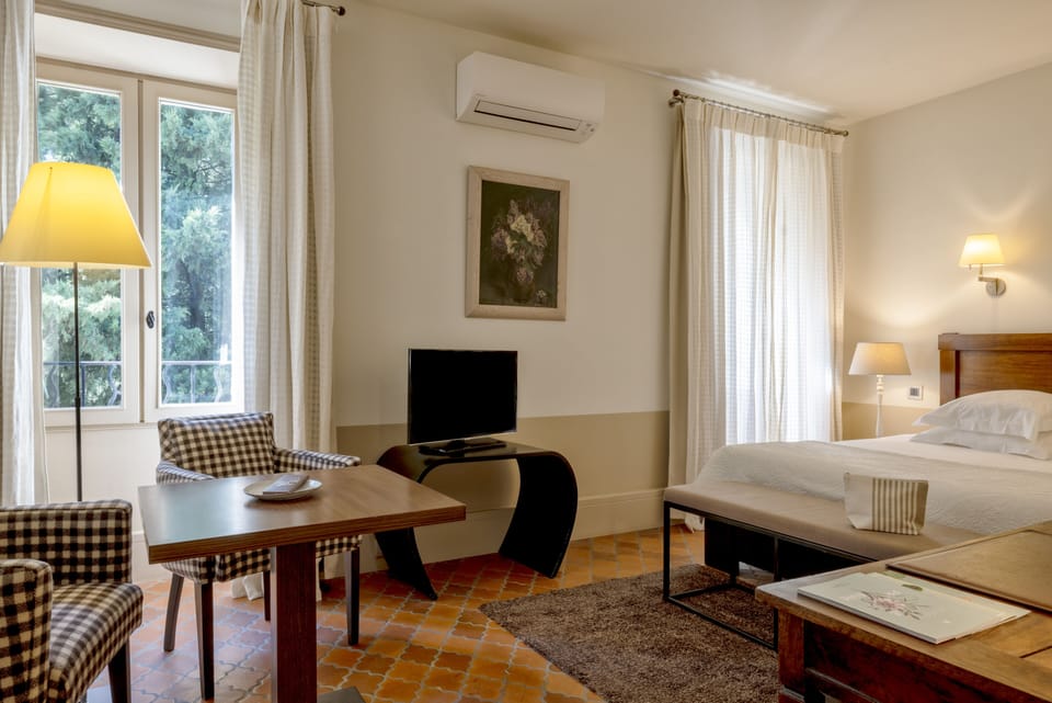 Classic Room | Minibar, in-room safe, iron/ironing board, free WiFi