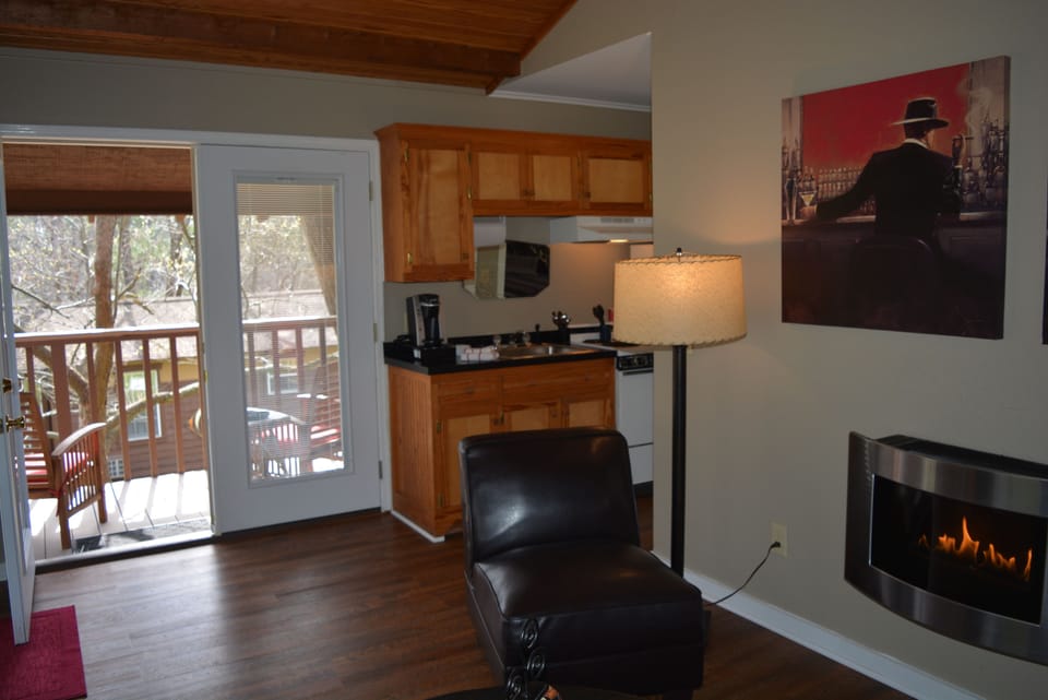 Cabin (Maple) | Private kitchen | Fridge, microwave, coffee/tea maker, toaster
