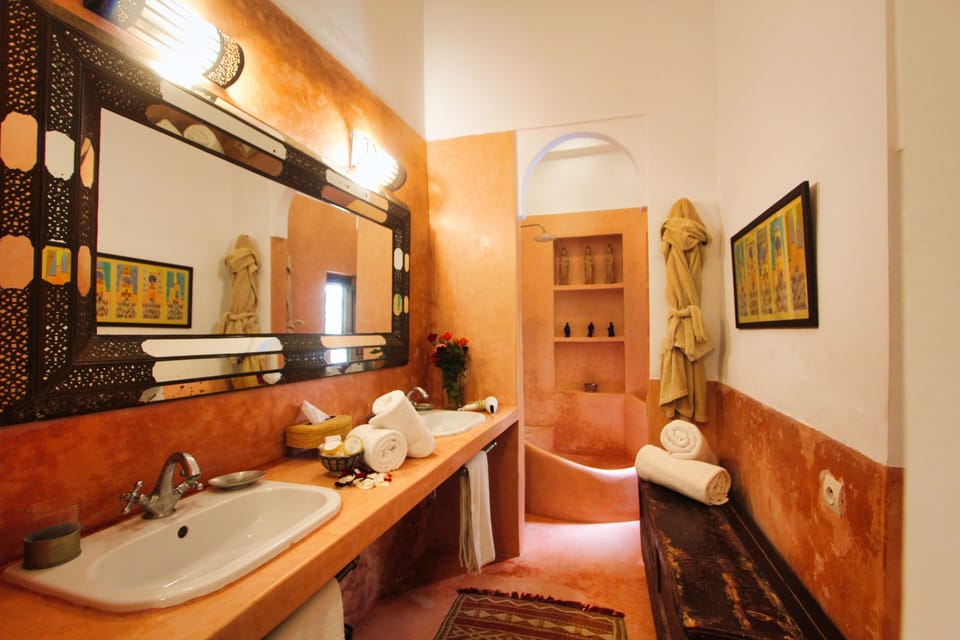 Superior Double or Twin Room (Etoiles) | Bathroom | Shower, free toiletries, hair dryer, bathrobes