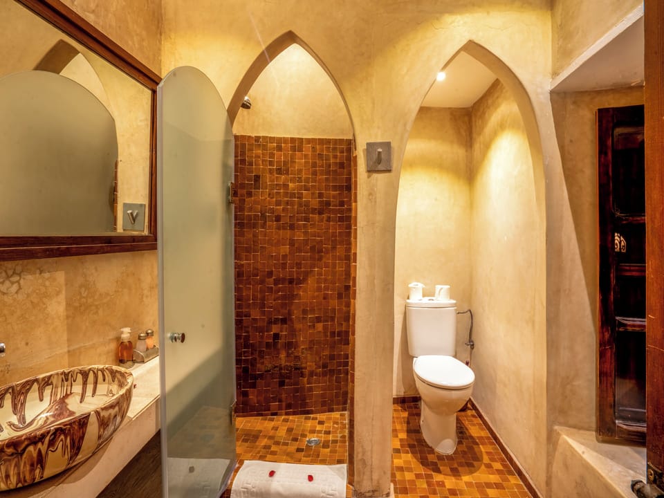 Junior Room | Bathroom | Shower, free toiletries, hair dryer, bathrobes