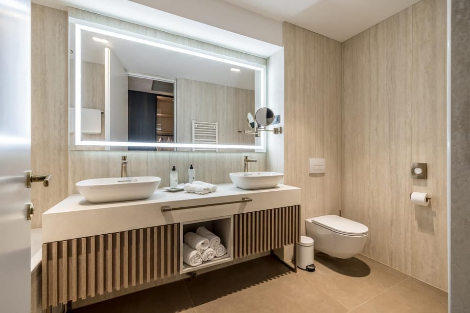 Deluxe Double or Twin Room | Hypo-allergenic bedding, minibar, in-room safe, desk