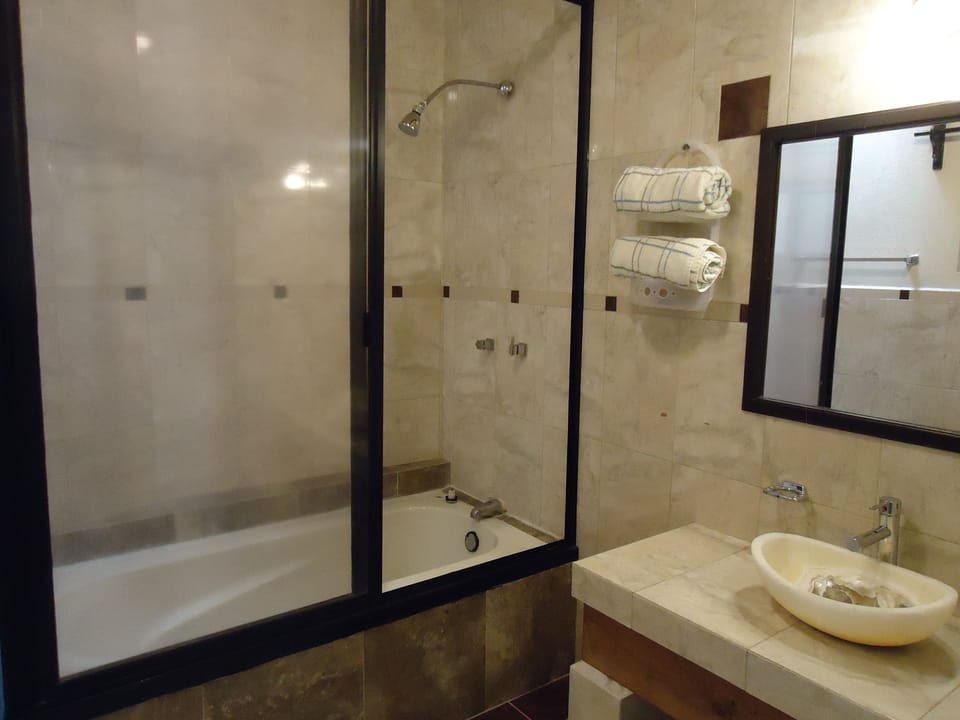 Deluxe Room, 1 King Bed, Ensuite | Bathroom | Shower, free toiletries, towels
