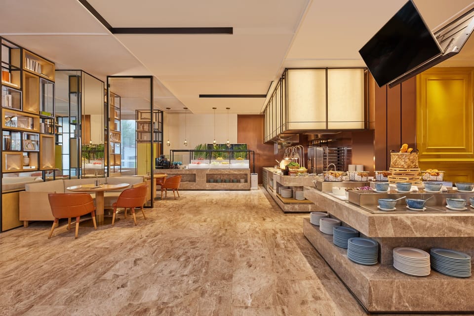 2 restaurants; breakfast, lunch, and dinner served
